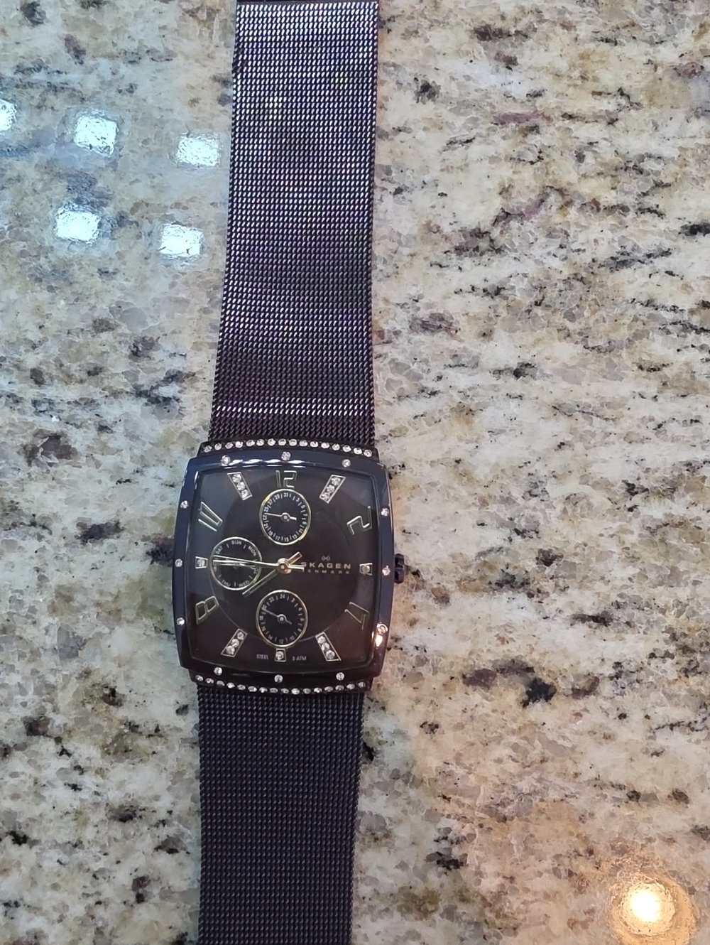 Black Men's Mesh Strap Watch - Brand Not Visible
